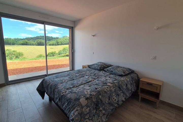 Completely renovated 18th century Basque farmhouse, in a quiet location with views of the hills. in Souraïde, Bayonne und Umgebung