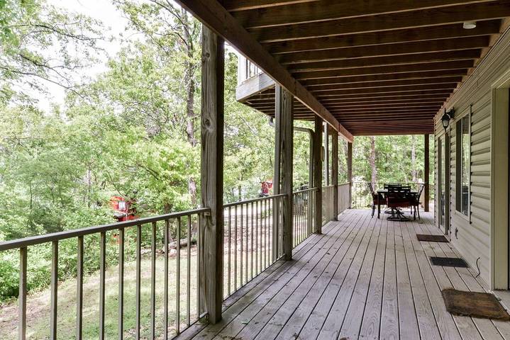 Vacation house for 32 people, with balcony in Missouri