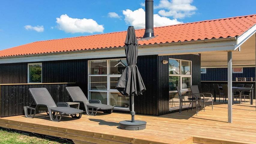 Ferieudlejning for 6 personer, med terrasse i Følle Strand