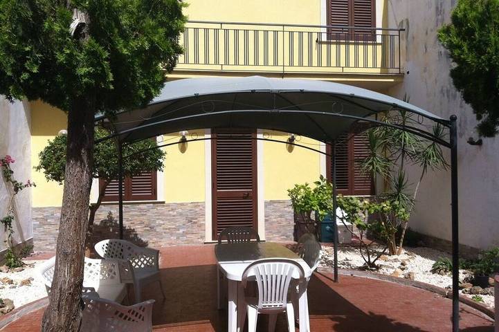 Beach house for 9 people, with hot tub and garden as well as balcony in Sicily