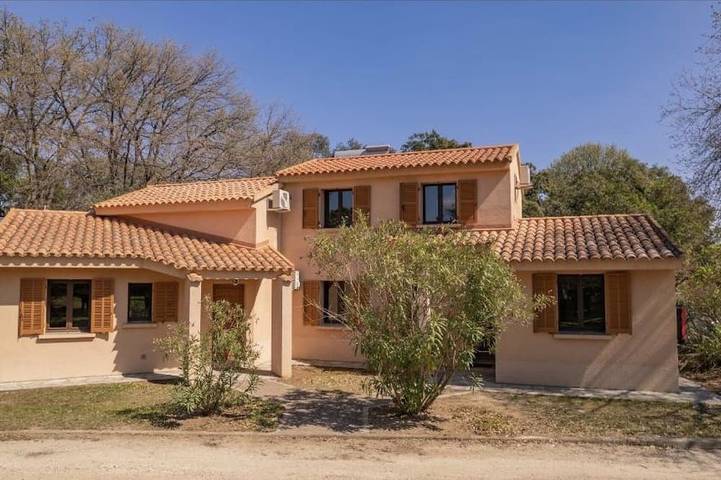 Gîte pour 8 personnes, avec balcon et piscine à Taglio-Isolaccio
