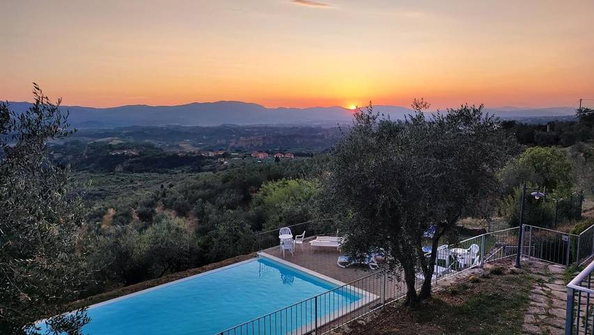 Agriturismo per 4 persone, con Terrazza e Giardino nonché Piscina e Panorama a Loro Ciuffenna