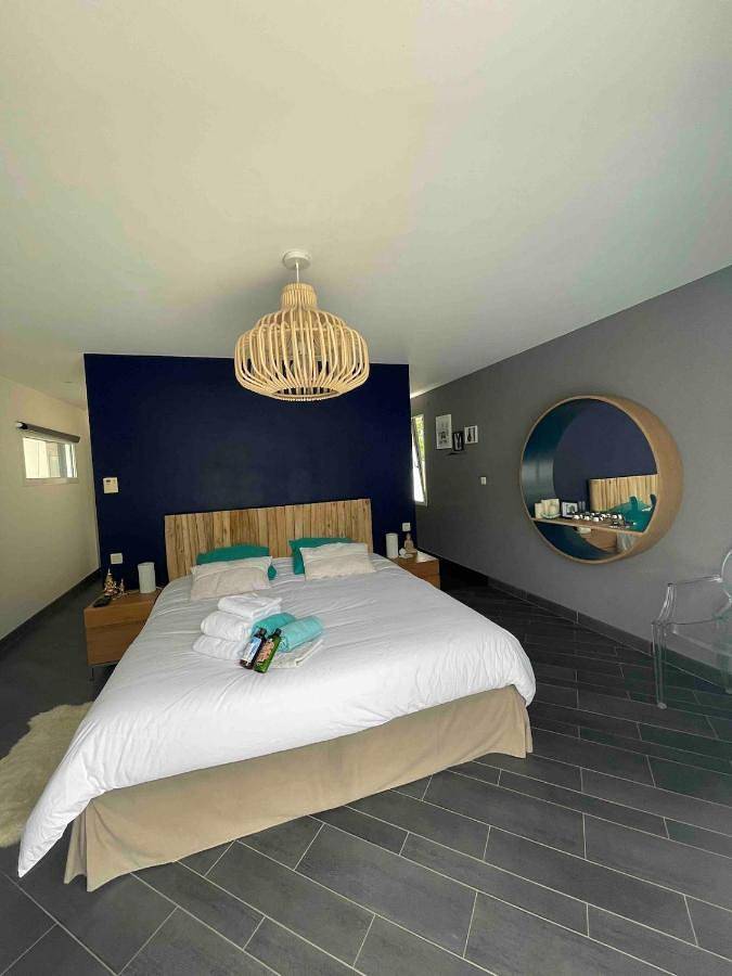 Villa Californie avec piscine près du circuit des 24H in Changé, Sarthe