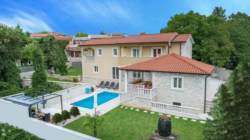 Ferienhaus für 10 Personen, mit Terrasse und Pool sowie Garten, mit Haustier