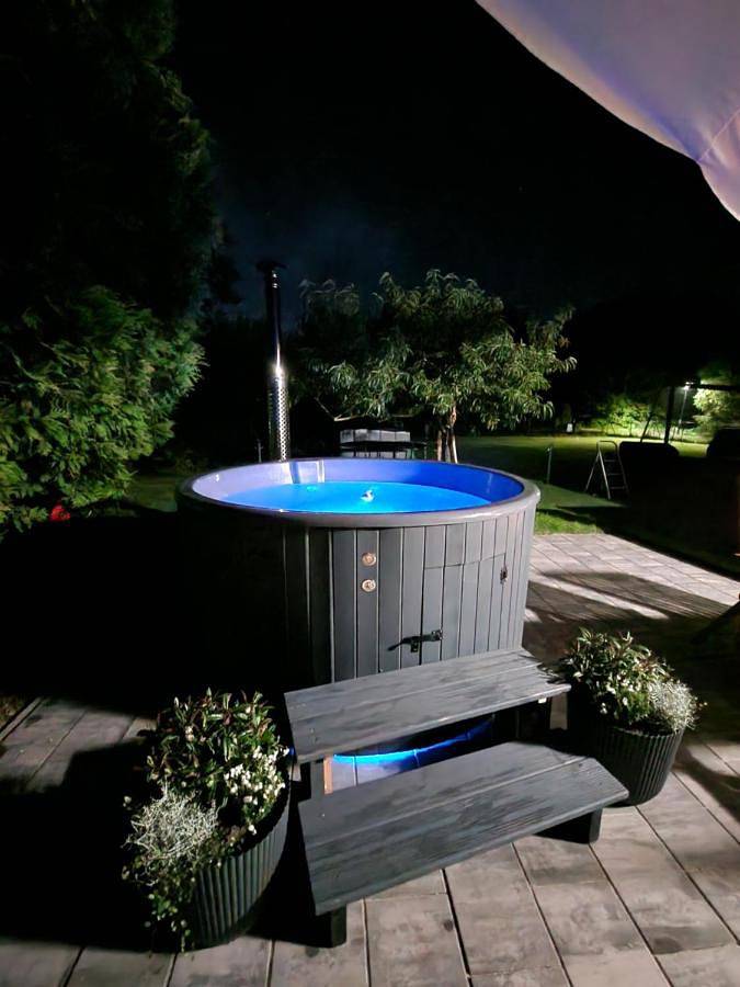 Apartament wakacyjny dla 4 osób, z jacuzzi i basen oraz ogród w Żarnowska