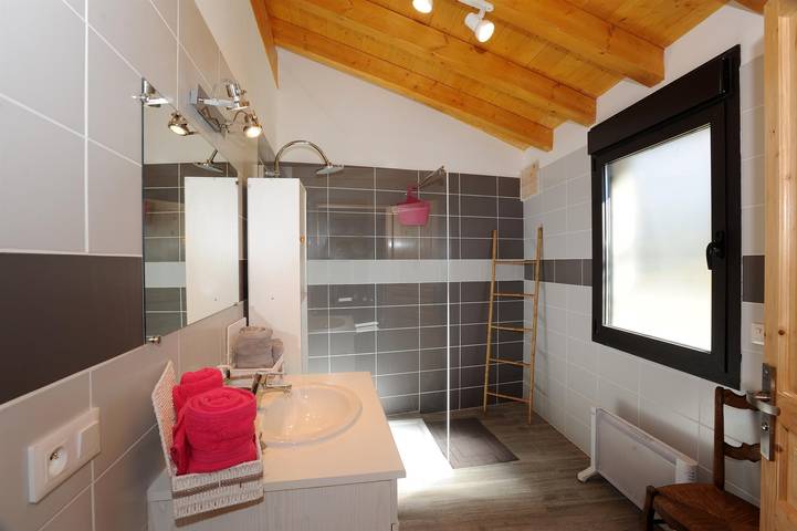 Casa de huéspedes para 6 personas, con Jardín en Alp - 2