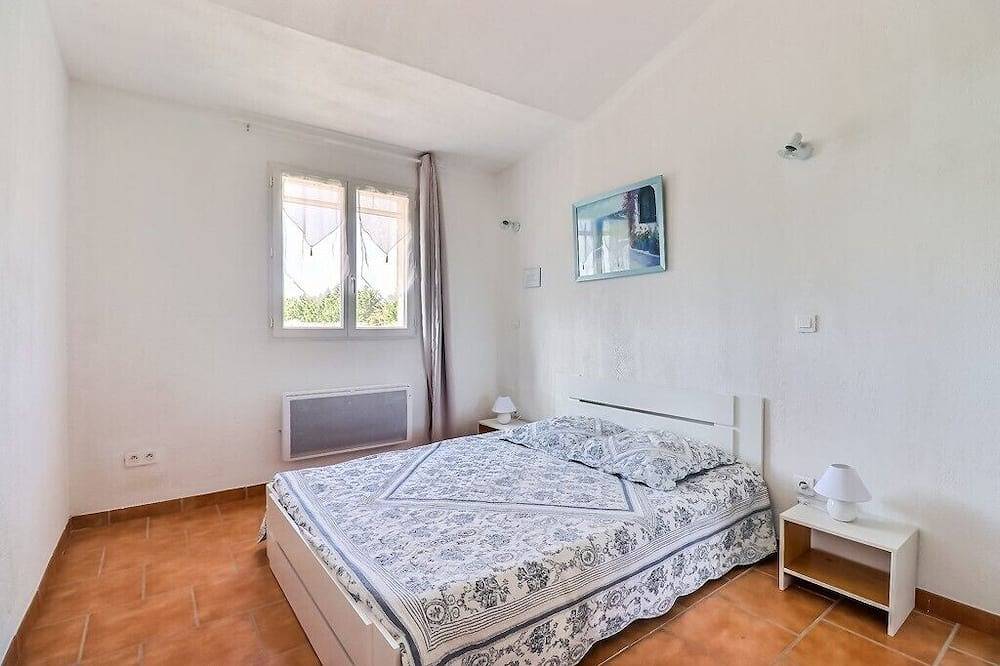 Entire apartment, Apartment for 4 to 6 people olive side 1st floor in Beaucaire, Nimes region