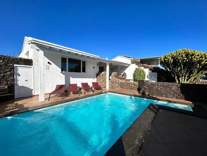 Villa für 4 Personen, mit Terrasse und Ausblick sowie Pool und Garten - 1