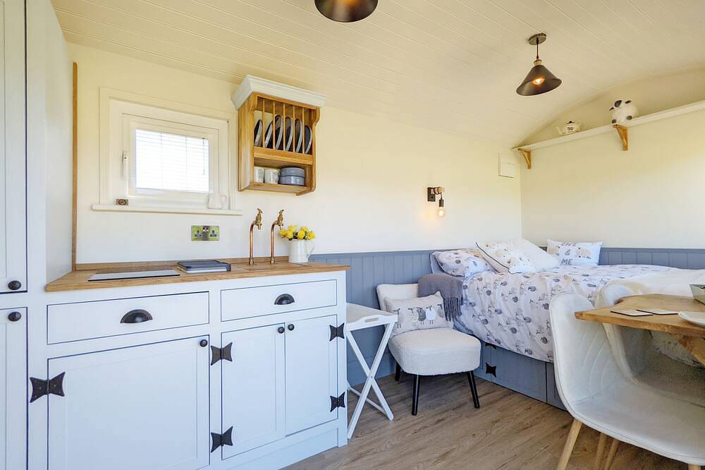 A lodge/cabin that sleeps 2 guests  in 1 bedroom - 3 nights for the price of 2 nights in July! in Ringwood, Hampshire