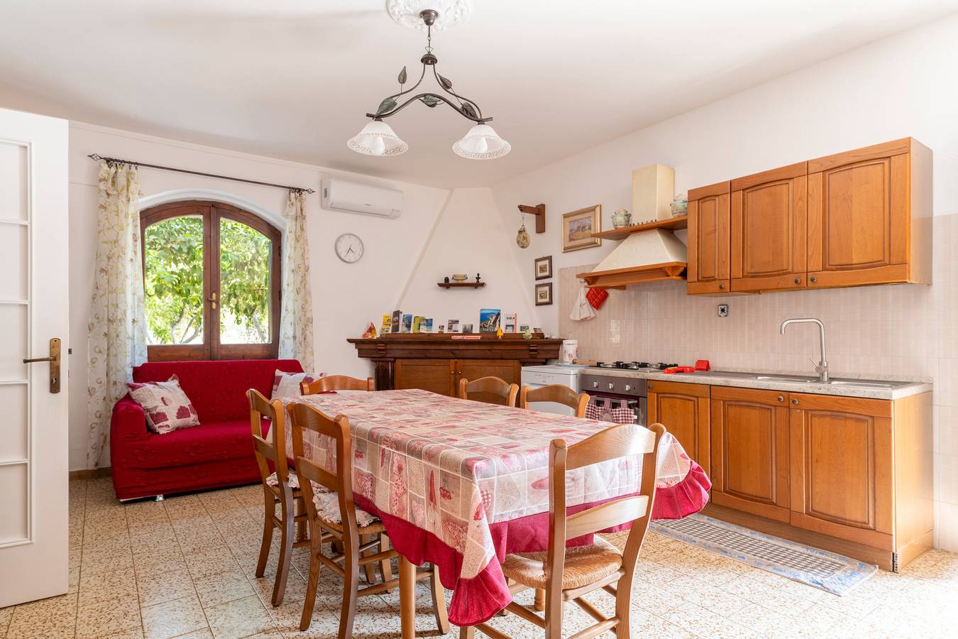 Ganze Wohnung, Ferienwohnung 'Brandino Pani' mit Gemeinschaftsgarten, Wi-Fi und Klimaanlage in Tertenia, Barbagia