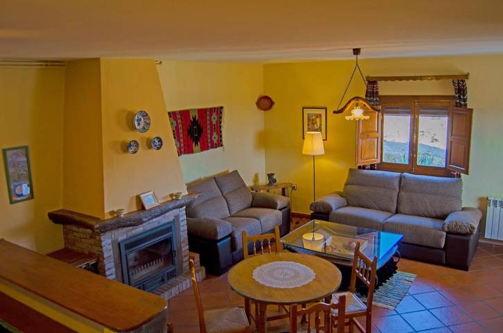 Apartamento para 5 personas, con Balcón además de Terraza y Piscina en Válor