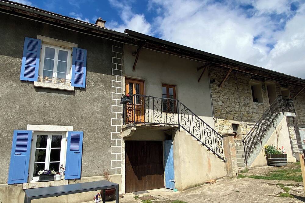 Ganze Wohnung, A 5-person vacation rental surrounded by nature, in the middle of meadows, with a terrace in Innimond, Belley