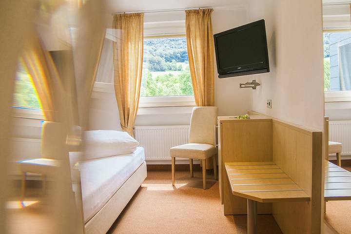 Stausee-Hotel Klose - Kleines Doppelzimmer zur See-Seite (franz. Bett) in Metzingen, Neckar-Alb