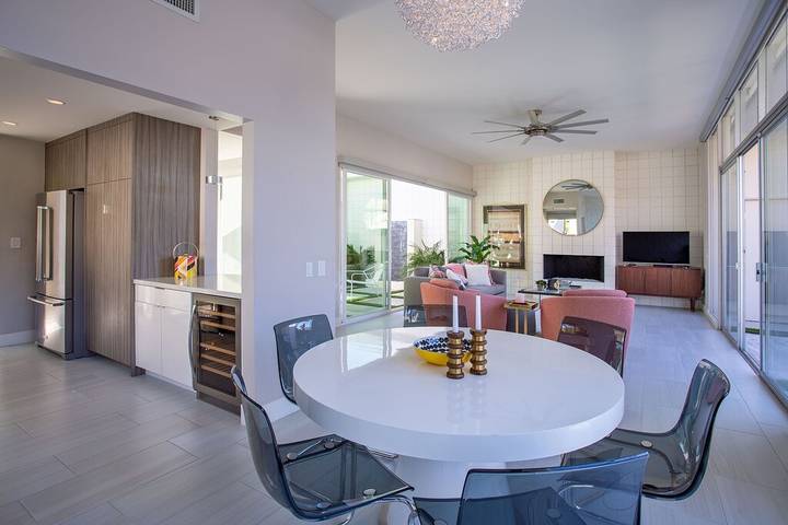 Villa for 4 people, with garden and terrace as well as hot tub and pool in Palm Springs