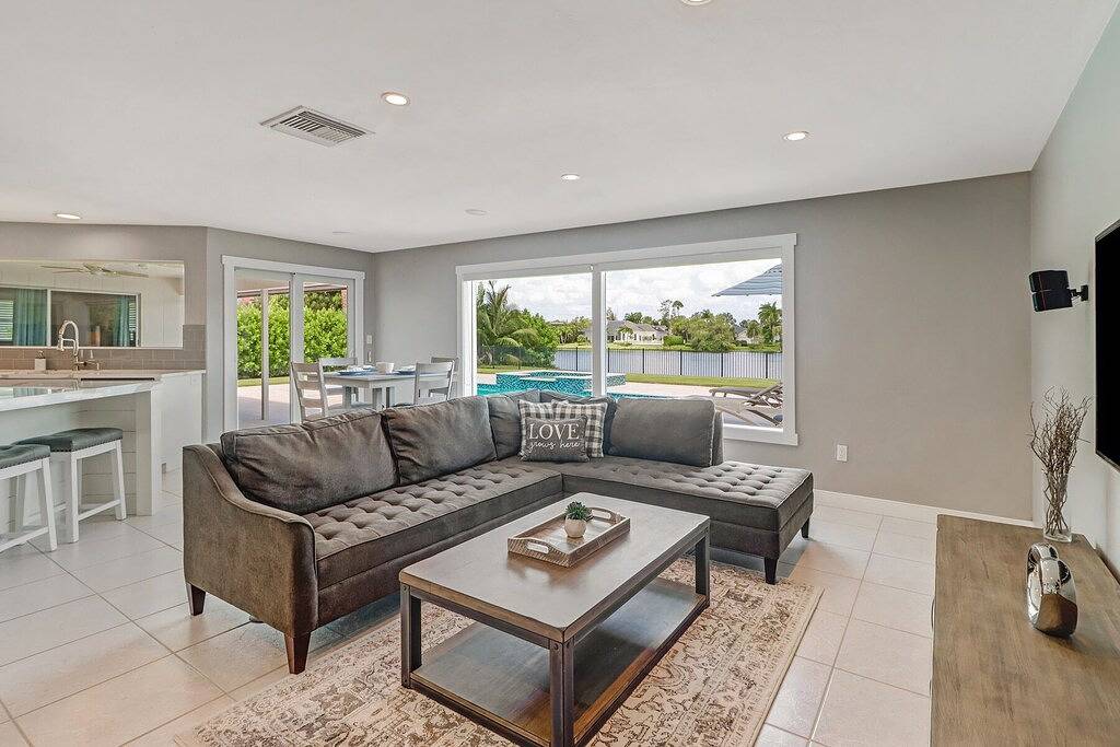 Charming 3Br Lake Home w/ Pool, Hot Tub & Fire Pit in North Naples, Southwest Florida