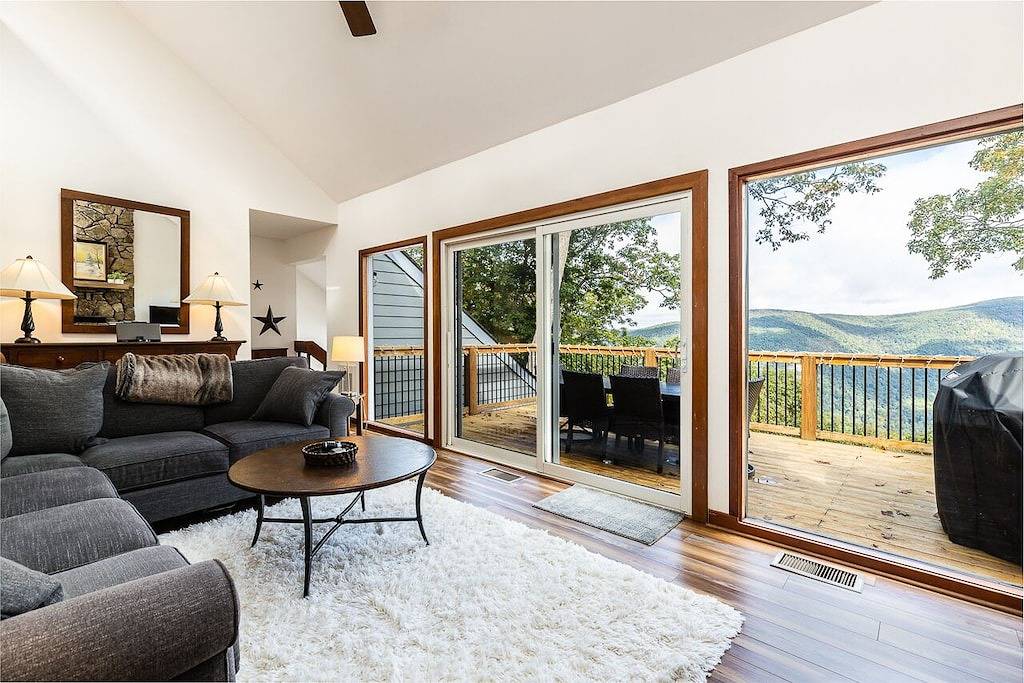 Incredible Mountain Views - Modern Four Bedroom Home - Five Minute Walk to Slope in Wintergreen, Nelson County