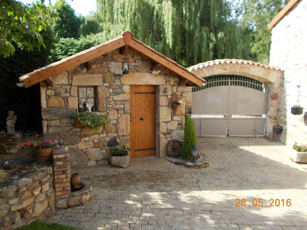 Le Clos Fleuri - Chambre Vigneronne in Saint-Gervazy, Massif central