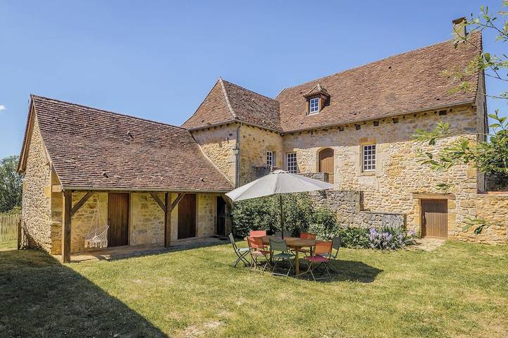 Location de vacances pour 9 personnes, avec jardin et terrasse à Cherveix-Cubas