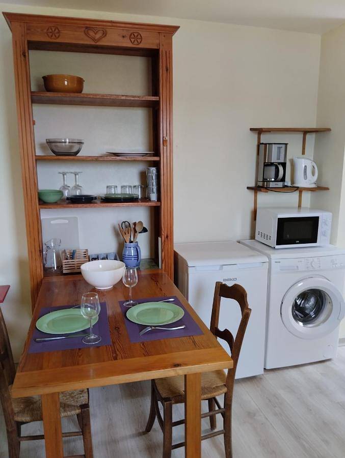 Appartement entier, Studio calme dans les vignes avec piscine in Suze-la-Rousse, Région de nyons