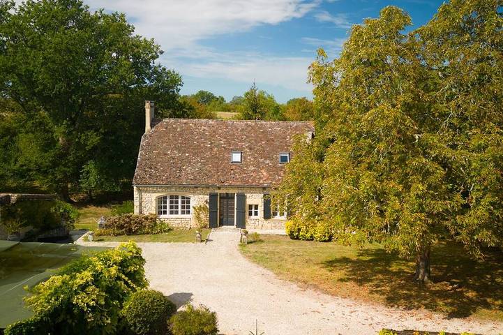 Location de vacances pour 7 personnes, avec Terrasse ainsi que Jardin et Piscine à Naussannes
