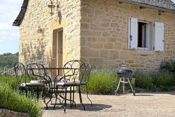 Location de vacances pour 4 personnes, avec piscine ainsi que jardin et jacuzzi à Castelnau-de-Mandailles