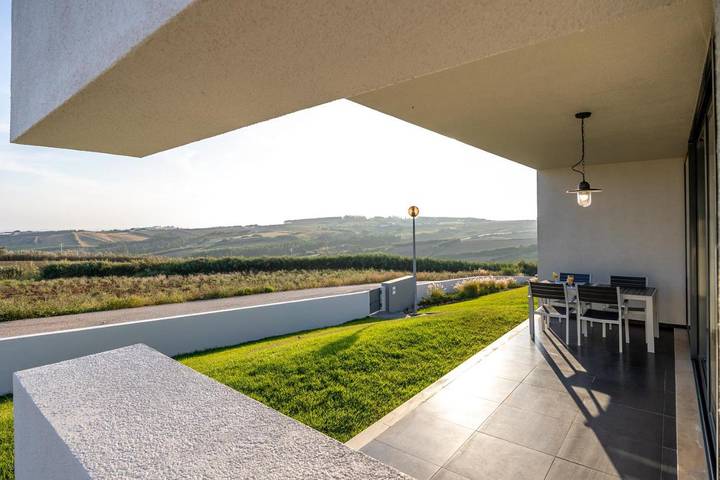 Casa de férias para 4 pessoas, com jardim e vista e ainda piscina em Lourinhã