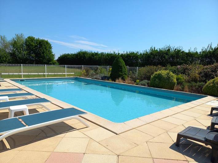 Location de vacances pour 12 personnes, avec Terrasse et Piscine à Saint-Hilaire-des-Loges