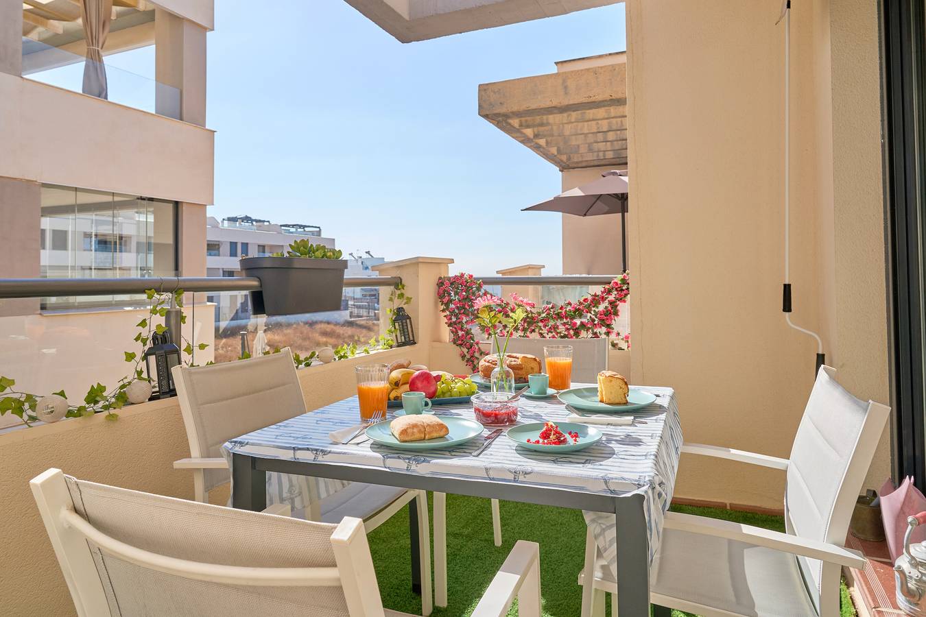 Apartamento entero, Apartamento 'Ático de 2 Habitaciones' con Vistas al Mar, Wi-Fi y Aire Acondicionado in Benajarafe, Vélez-Málaga
