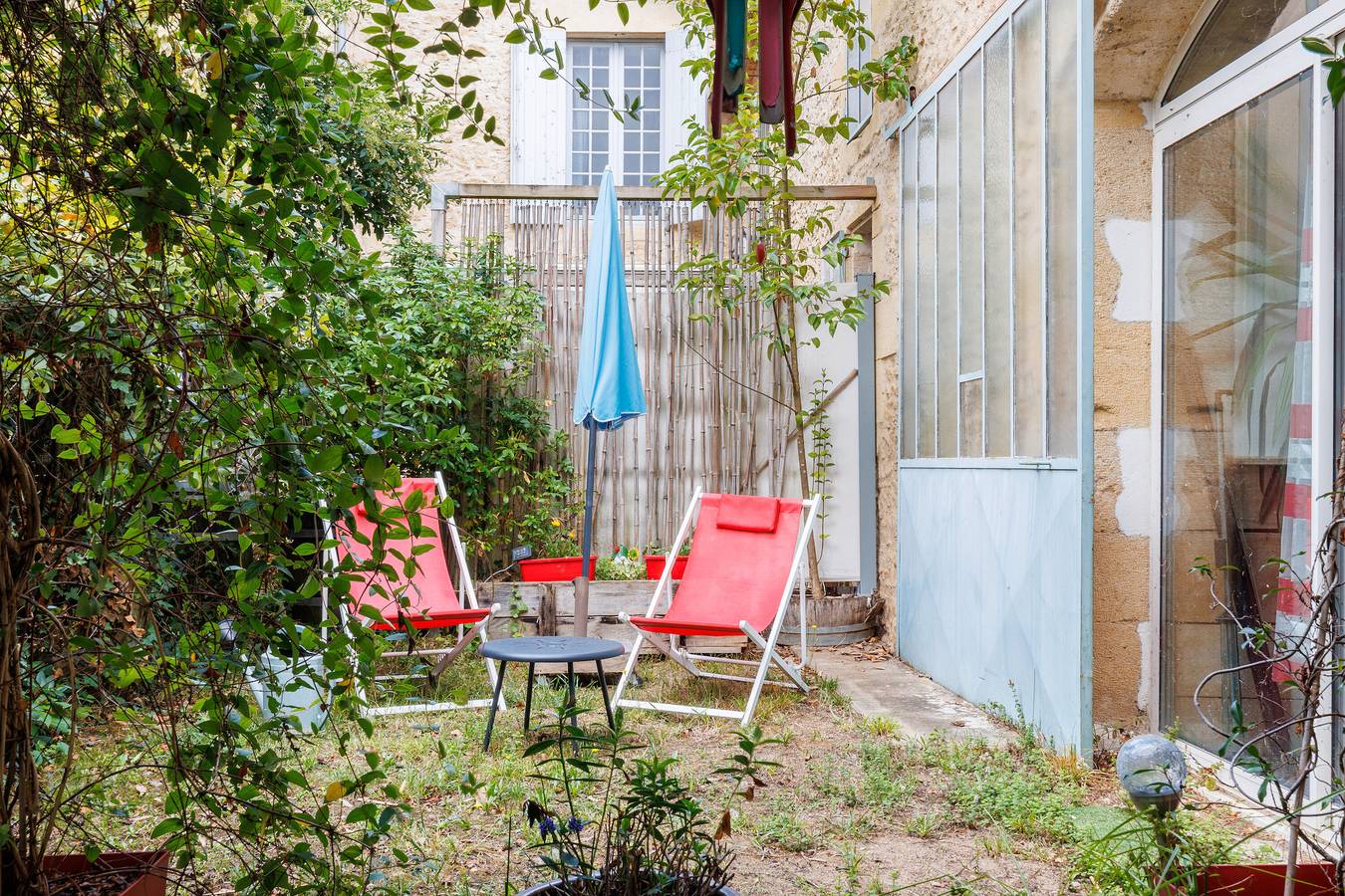 Le Fil Rouge – Un gîte chaleureux entre pierre et design, à la campagne in Saint-Pierre-d'Aurillac, Région de Langon