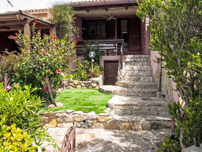 Vacation rental for 4 people, with terrace and yard in Simius