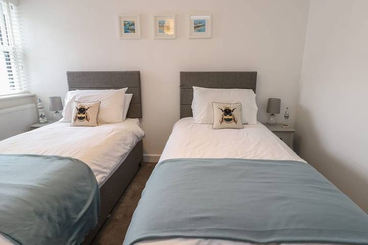 Fir Tree Cottage, pet friendly, with a garden in Llanrug in Gwynedd