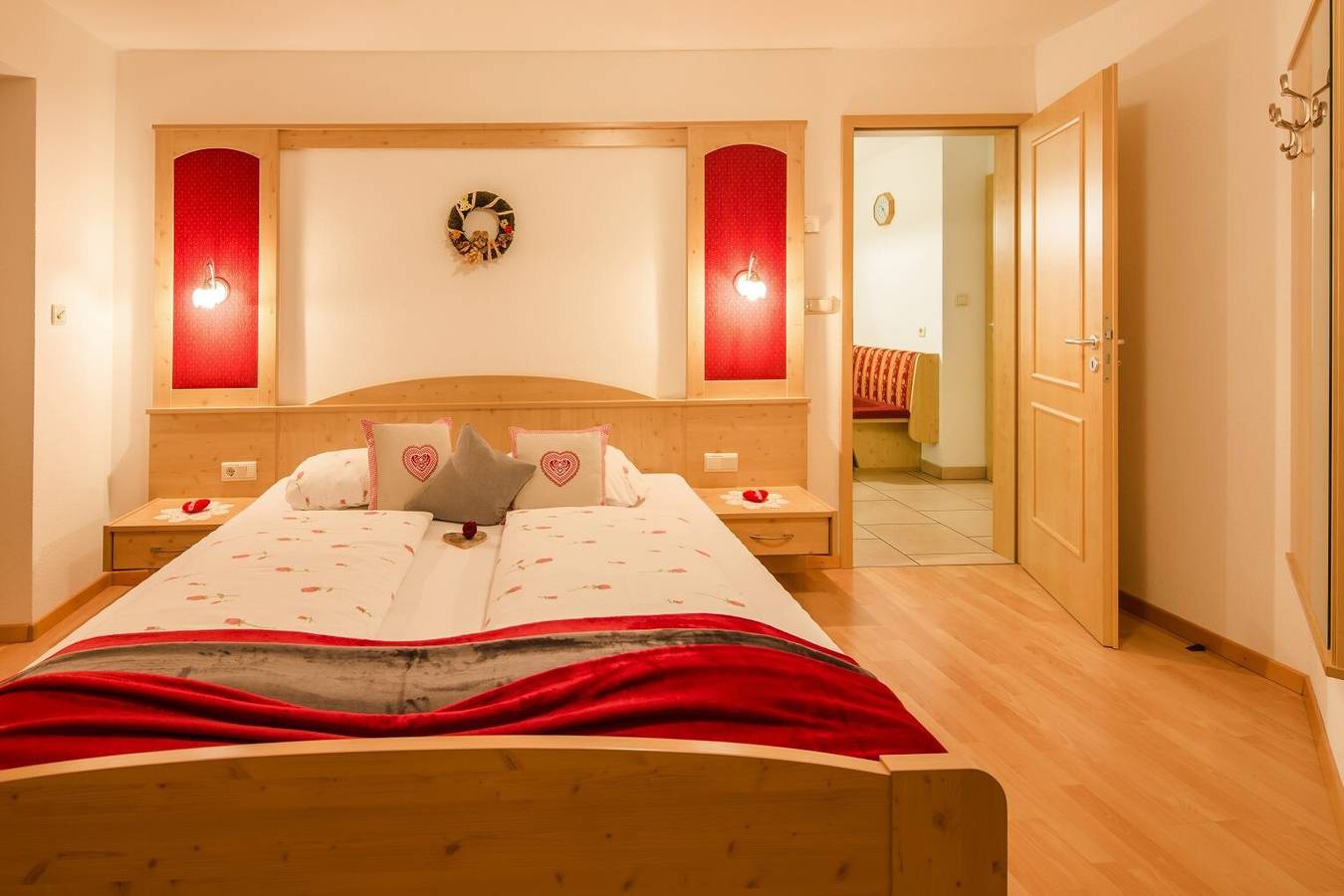 Ganze Wohnung, Ferienwohnung "Voppichlhof Alpenrose" mit Bergblick, Gemeinschaftsgarten und Wlan in San Giacomo, Ahrntal