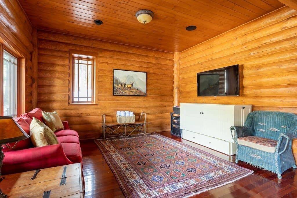 Exclusive very private cabin on the golf course! in Panorama