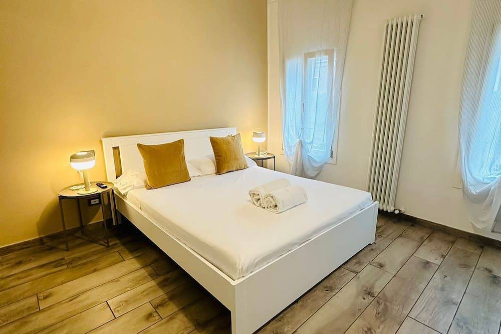 Elegant two-room apartment near the historic center with free reserved parking in Modena, Modena Provinz