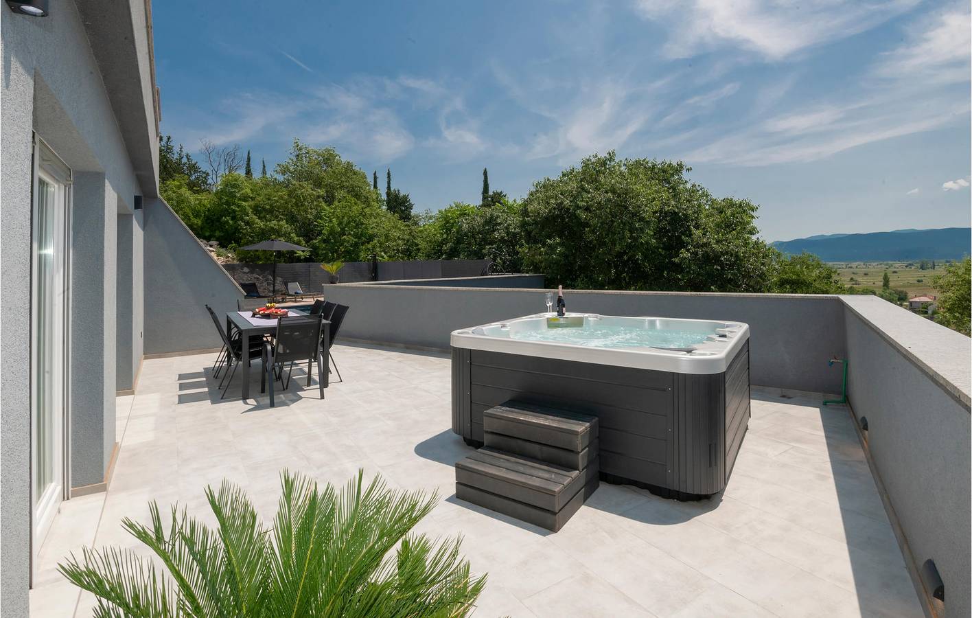 Modernes Apartment mit Pool, Parkplatz, Terrasse & WiFi in Imotski, Makarska Riviera