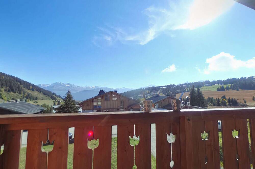 Entire apartment, Cozy 2-Room Apartment for 6 in Les Saisies - Balcony, Ski Access, Scenic Views in Les Saisies, Albertville region