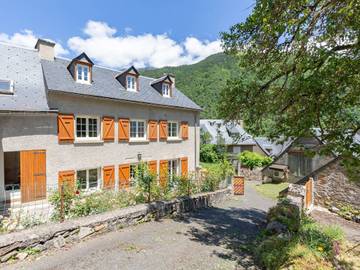 Gîte pour 10 personnes, avec terrasse et jardin à Avajan