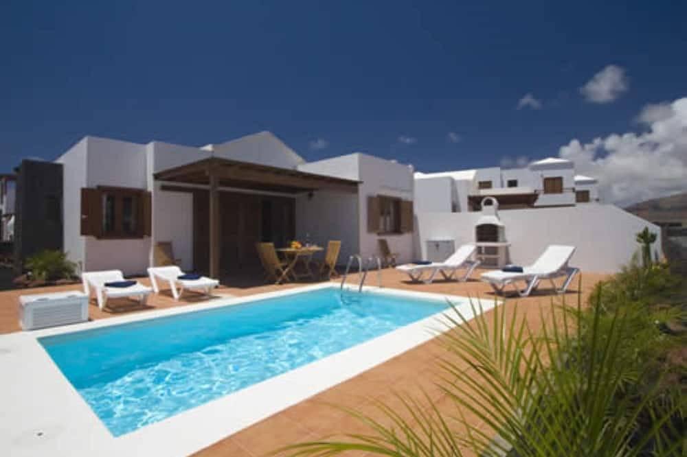 Villa con piscina climatizada, jardín y cerca de las playas in Playa Blanca, Yaiza
