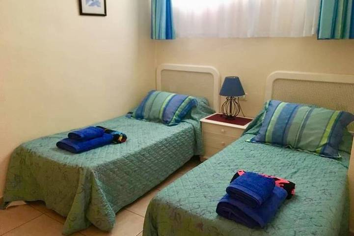 Apartamento entero, Apartamento de 2 dormitorios con piscina climatizada cerca del golf y todas las comodidades in Los Cristianos, Arona 