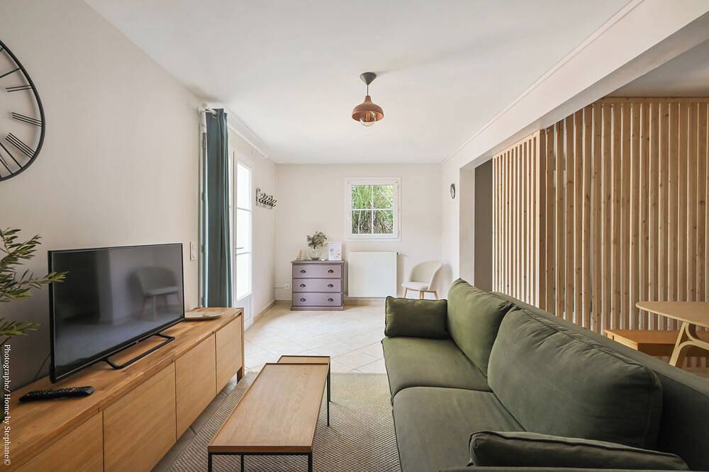 Apartamento entero, Large apartment with terrace and pool view in La Bouilladisse, Marsella region