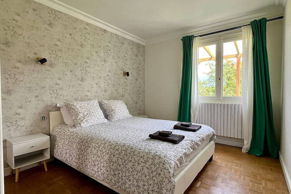 Appartement entier, Villa`Champagne` jacuzzi/Ac/serenity/1h15 from Geneva in Champagne-en-Valromey, Belley