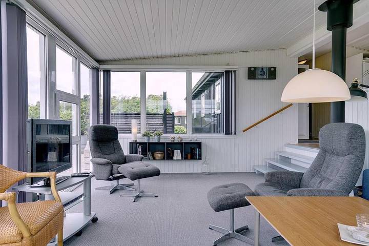 Schönes Ferienhaus mit Dünenblick, Whirlpool und Sauna – Hjelmevej 84 in Henne, Varde