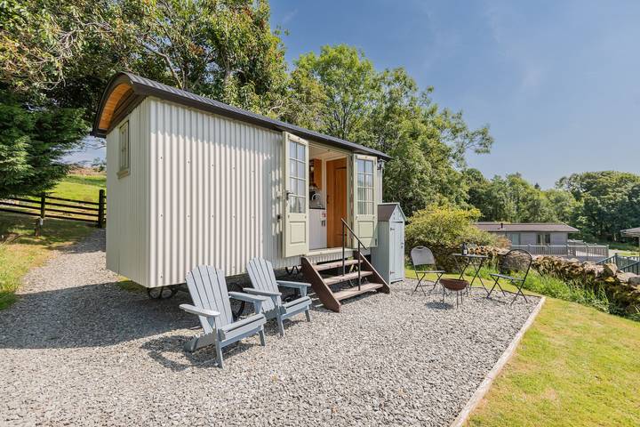 Glamping for 2 people, with garden in Cumbria