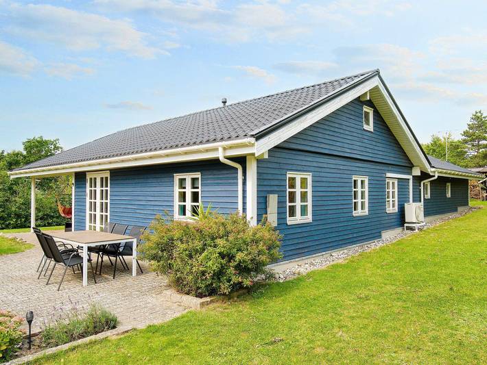 Ferienhaus für 9 Personen, mit Whirlpool und Terrasse sowie Garten