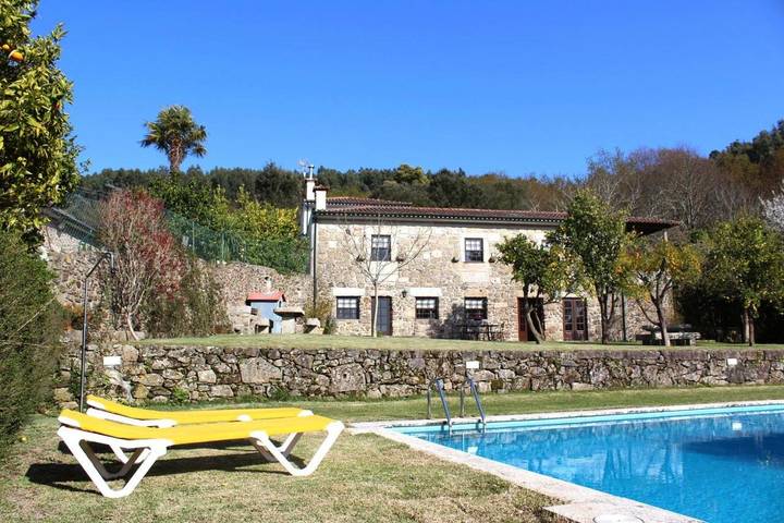 Location de vacances pour 6 personnes, avec Balcon et Terrasse ainsi que Jardin et Piscine dans Tregosa