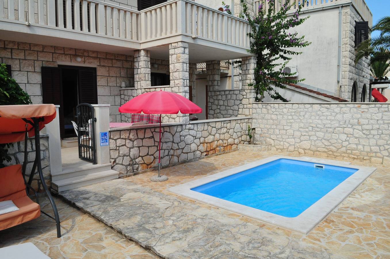 Ganze Wohnung, 3-Zimmer-Ferienwohnung mit Terrasse und Meerblick Supetar, Brac A-11360-a in Supetar, Brac