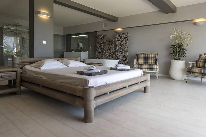 Prestigiosa proprietà di 480m2, piscina riscaldata 15 * 6 con pool house, 6bb, 6sdb, 3mn beach in Sari-Solenzara, Sartène e dintorni