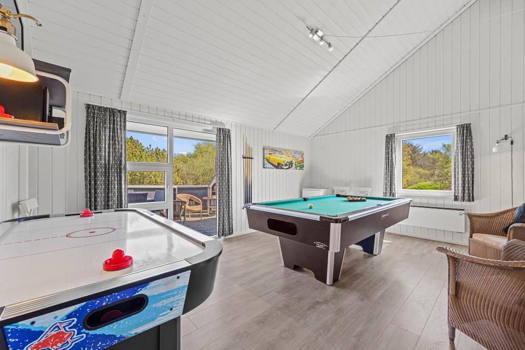 Typisch skandinavisches Poolhaus mit Platz für 14 Personen in Sønderho, Wadden Sea National Park