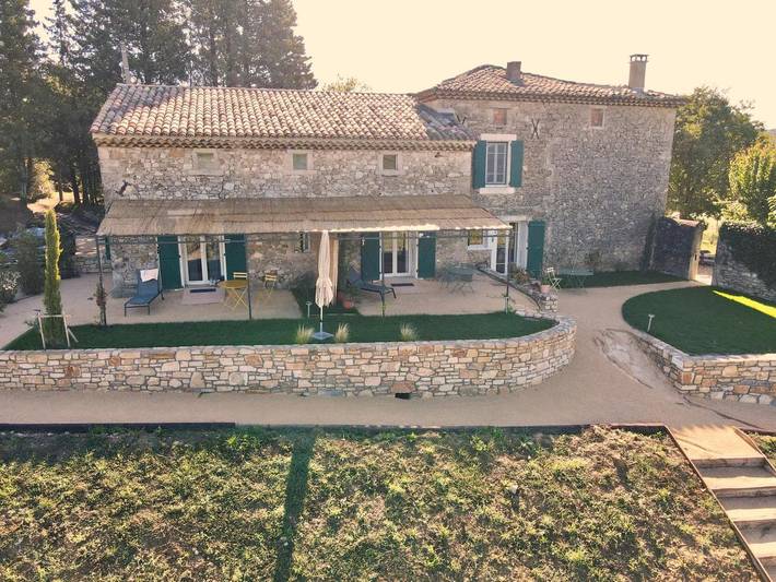 Location de vacances pour 2 personnes, avec jardin ainsi que piscine et vue à Cornillon - 2