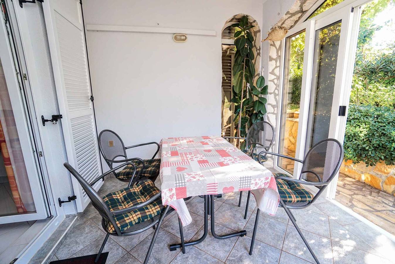 Ganze Ferienwohnung, Ferienwohnung mit möblierter Terrasse und Wlan  in Zambratija, Umag und Umgebung
